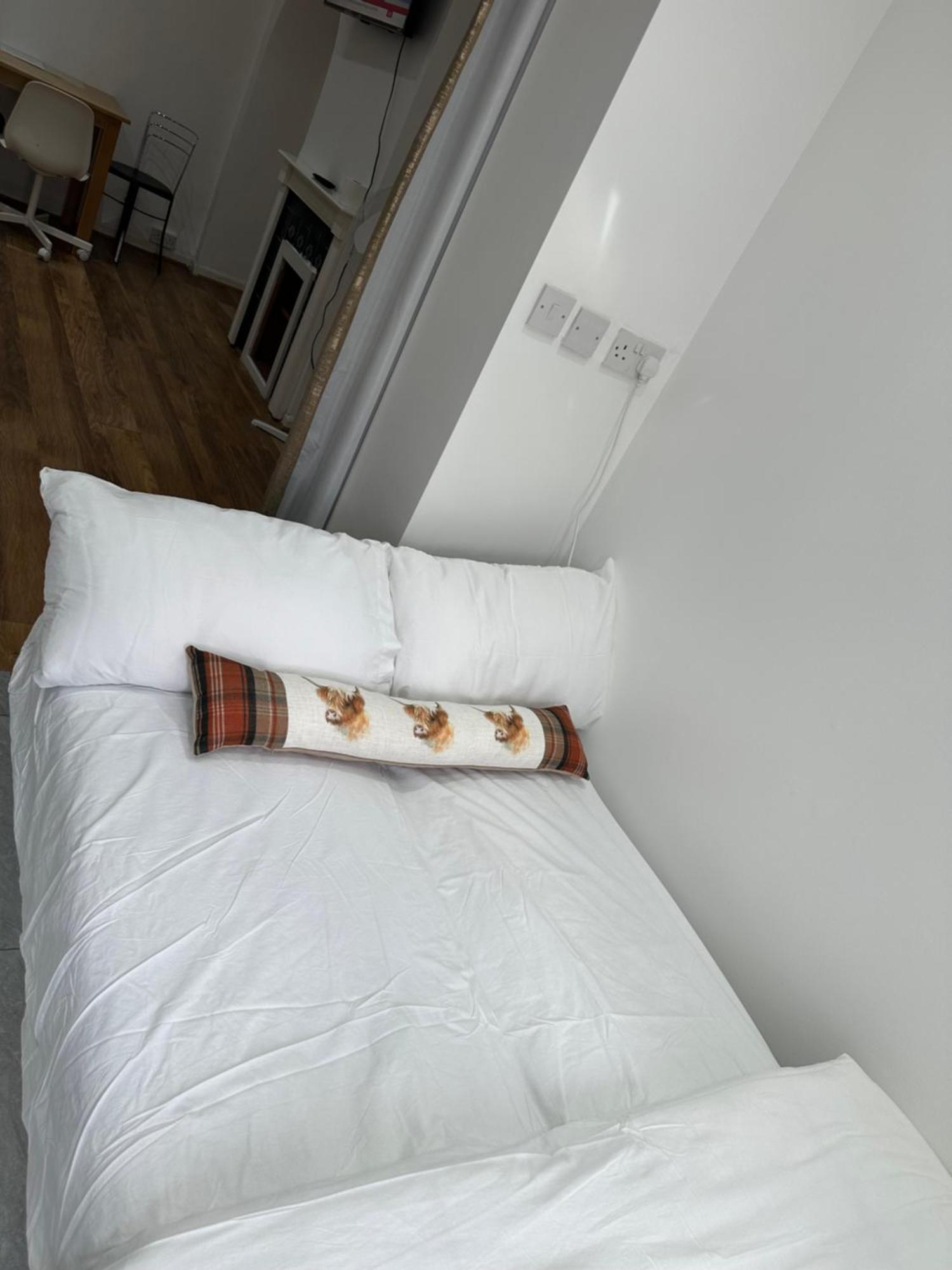 4th Flat With Private Own Bathroom A Luxury Family Setup And Furnished With Double Bed A Double Futon-sofa Bed A Single Futon Bed A Baby Cot And Garden And Free Parking *