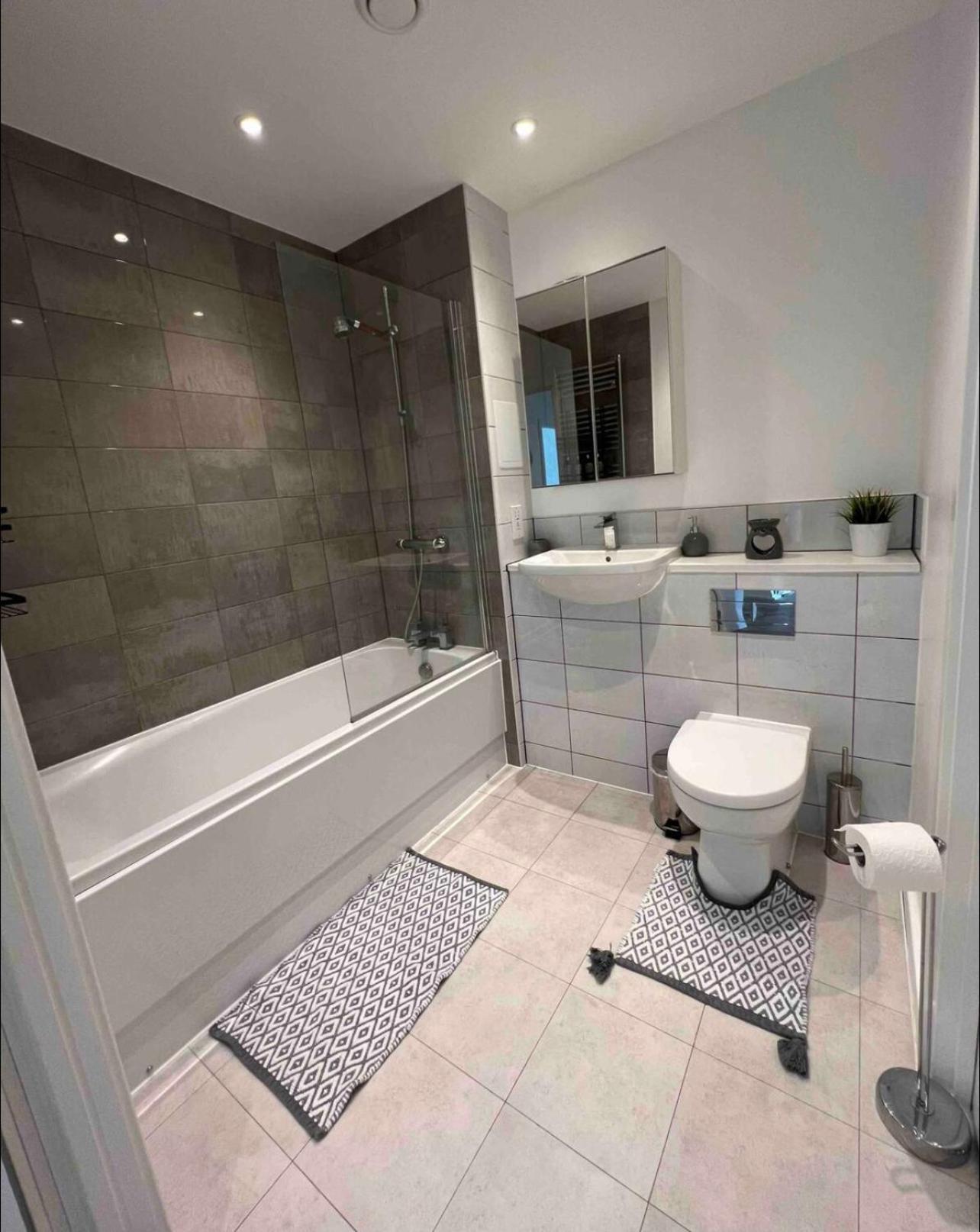 Private In With Balcony Habitación en casa particular Londres
