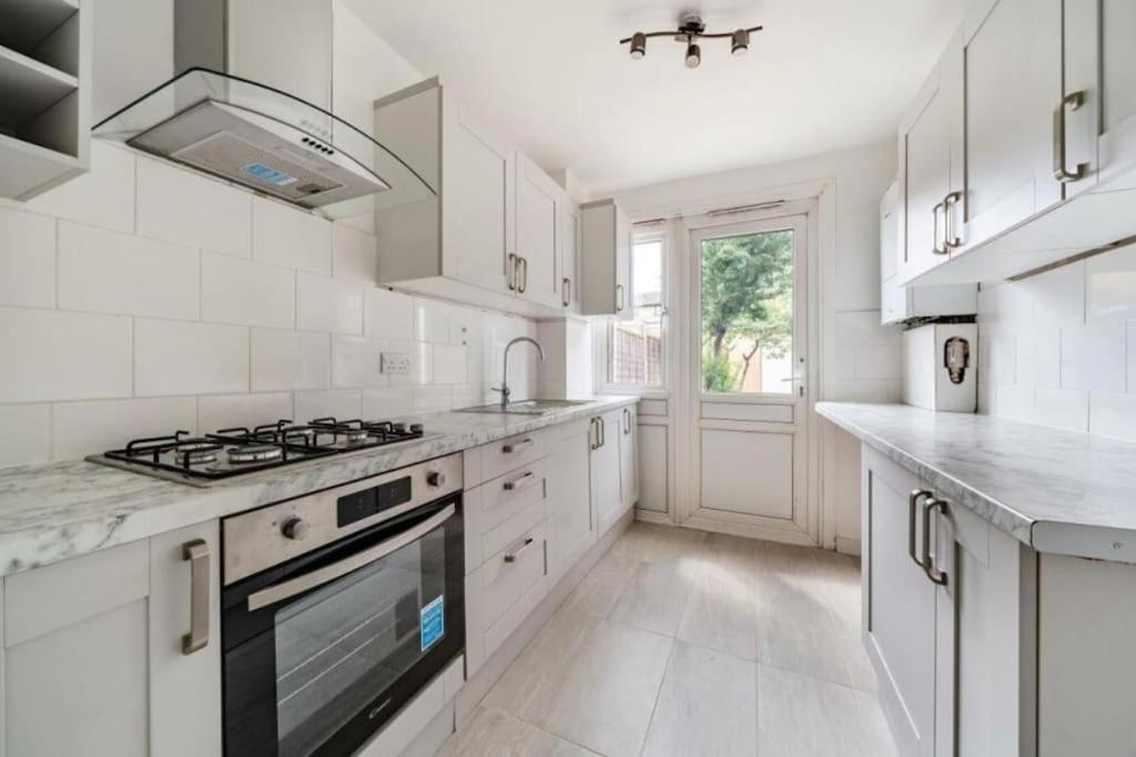 A Luxurious 3 Bed-terrance House Ferienhaus