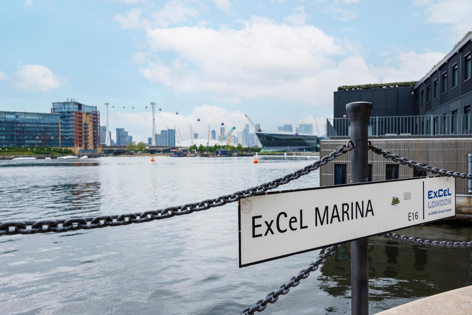 Heads On Bed- Excel Royal Victoria Dock O2 Apartamento