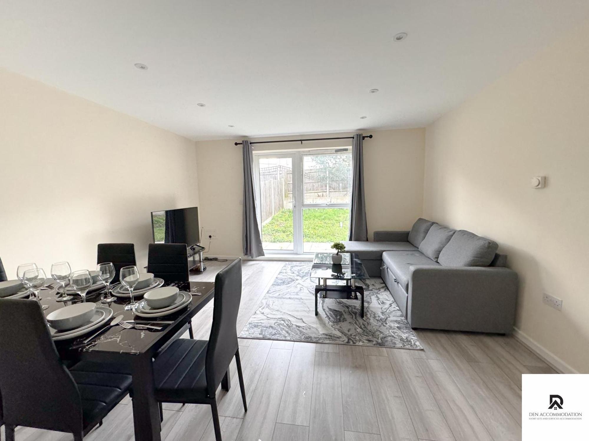 Vakantiehuis Newly Launched Two Bedroom House By Den Short Lets & Serviced With Garden *