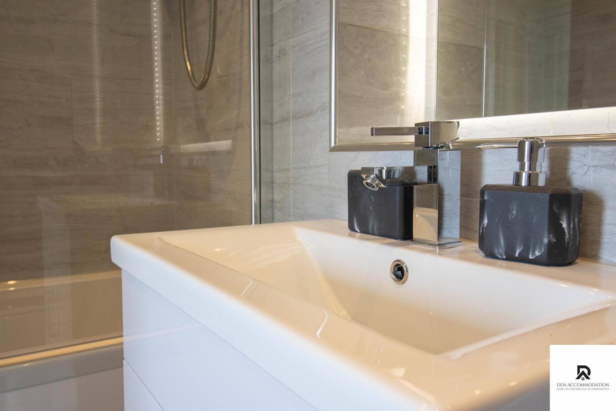 Vakantiehuis Newly Launched Two Bedroom House By Den Short Lets & Serviced With Garden Londen
