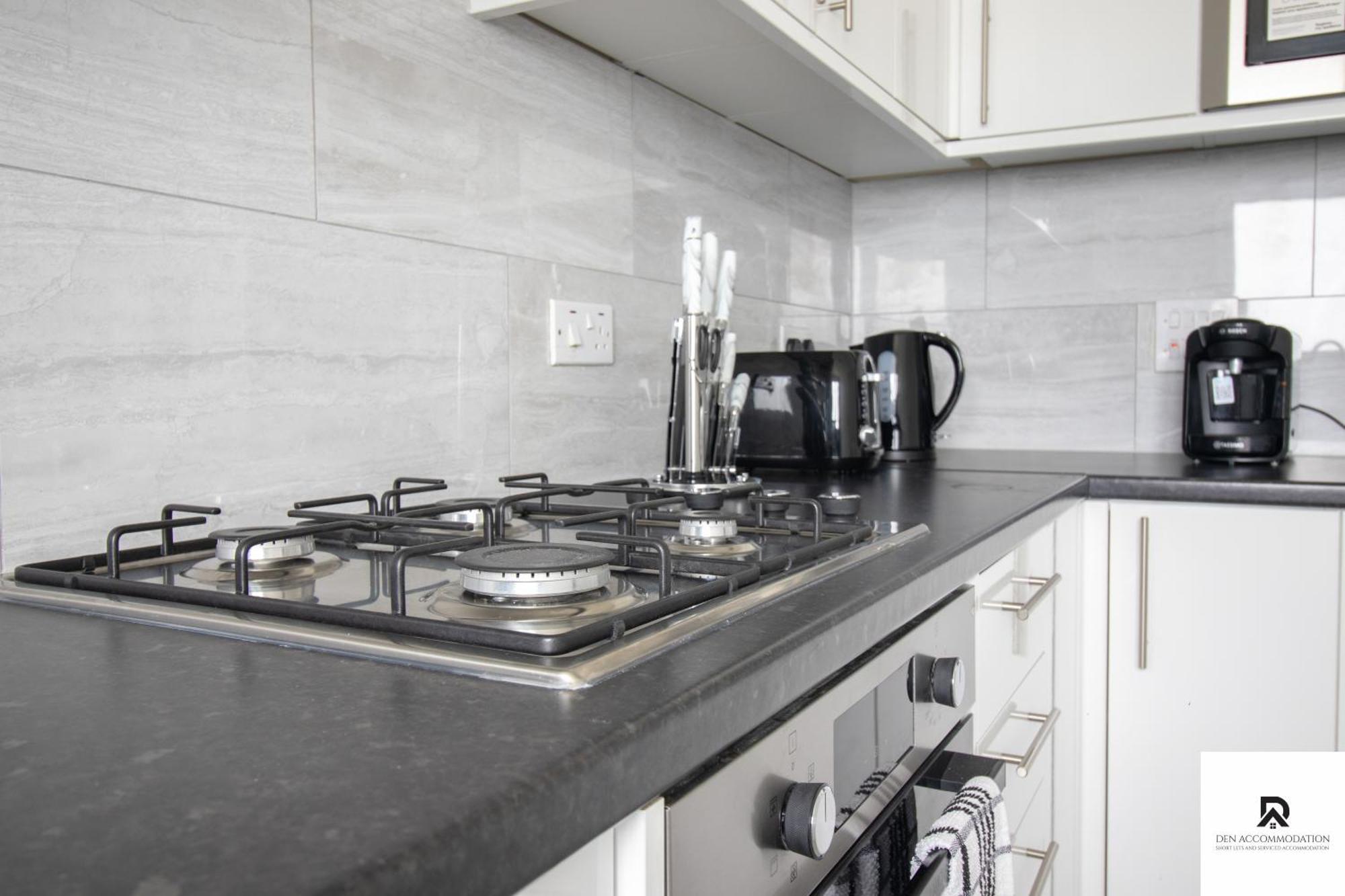 Newly Launched Two Bedroom House By Den Short Lets & Serviced With Garden * Londen