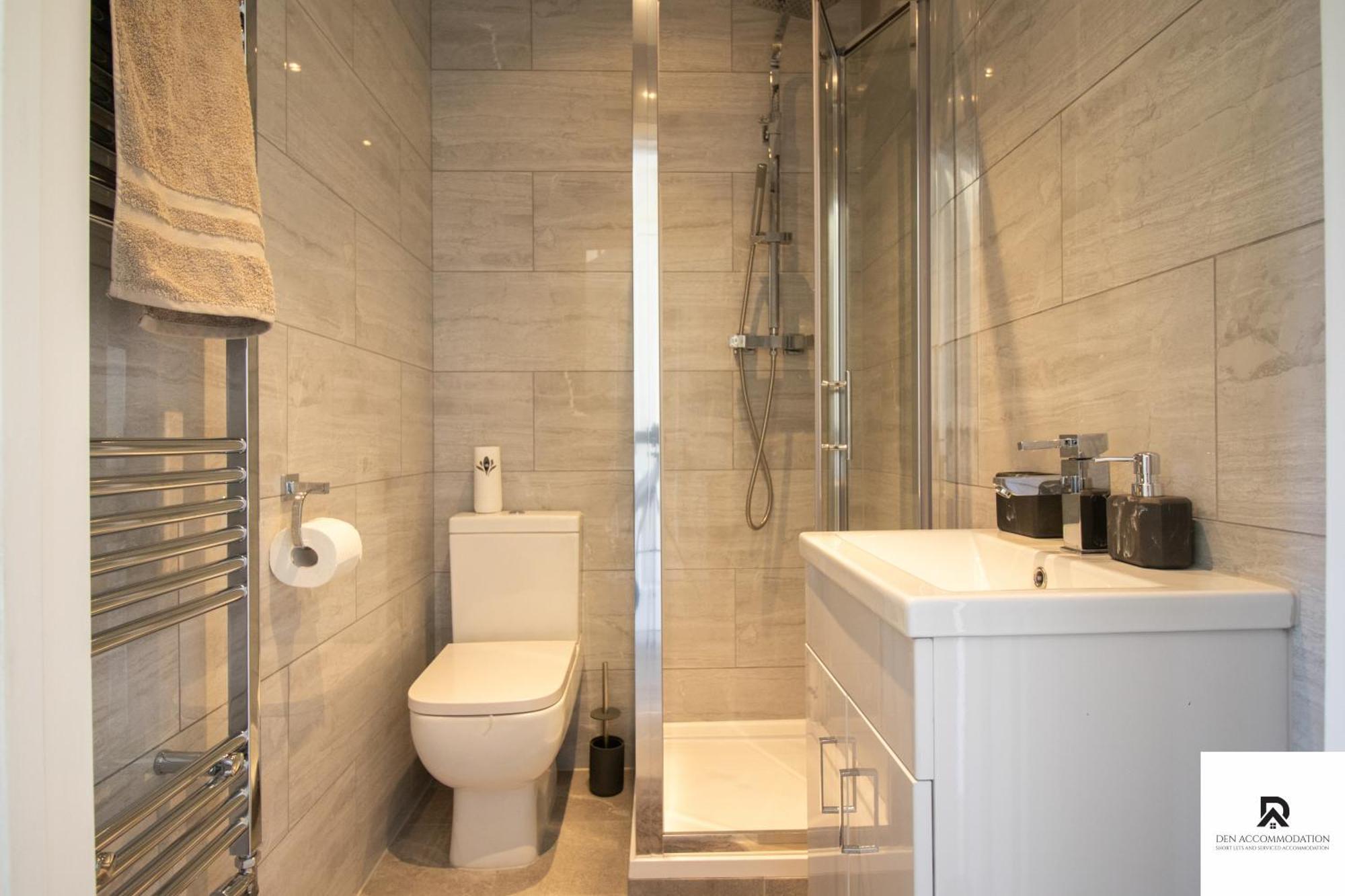 Newly Launched Two Bedroom House By Den Short Lets & Serviced With Garden Vakantiehuis Londen
