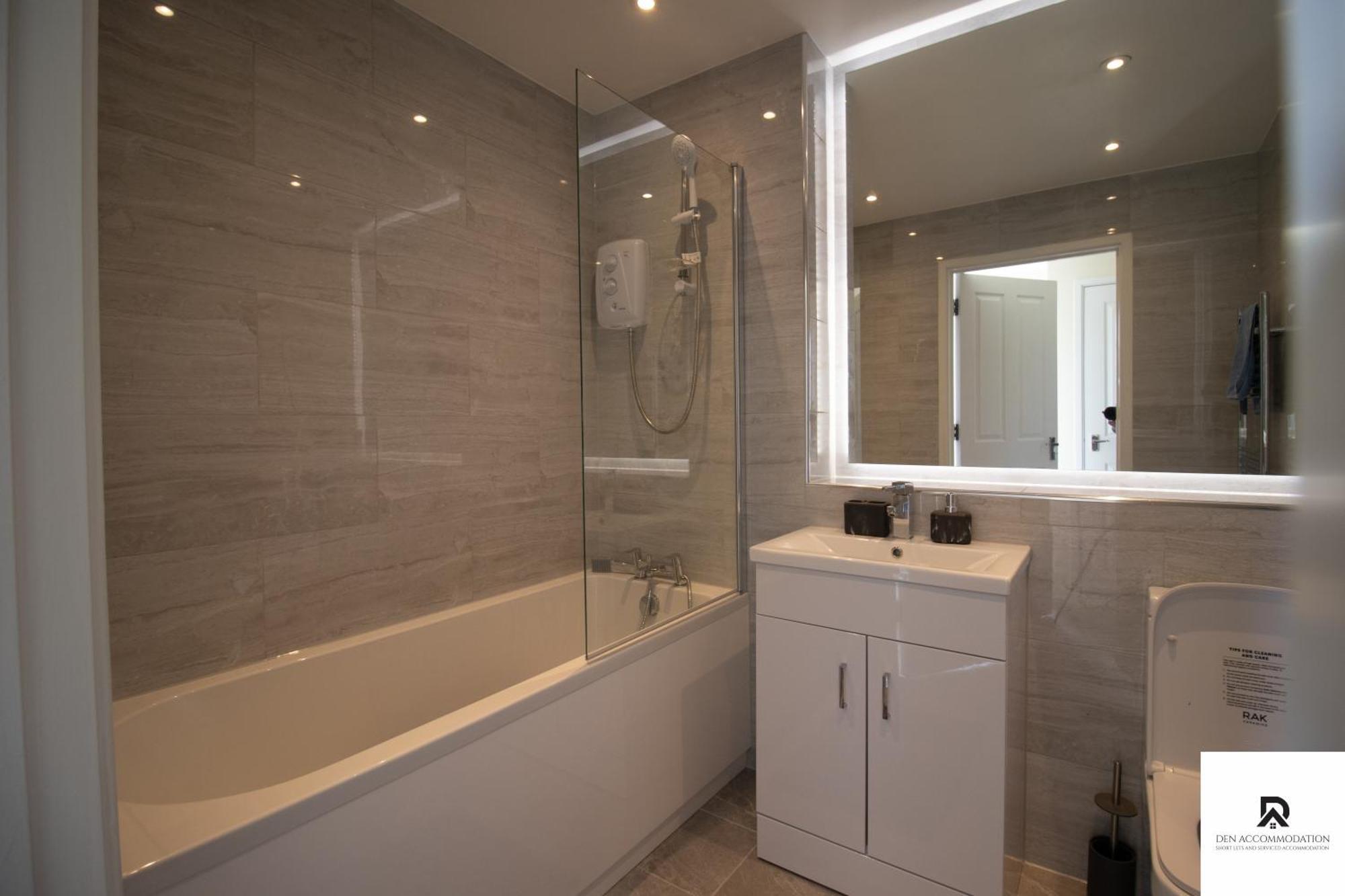 Vakantiehuis Newly Launched Two Bedroom House By Den Short Lets & Serviced With Garden *