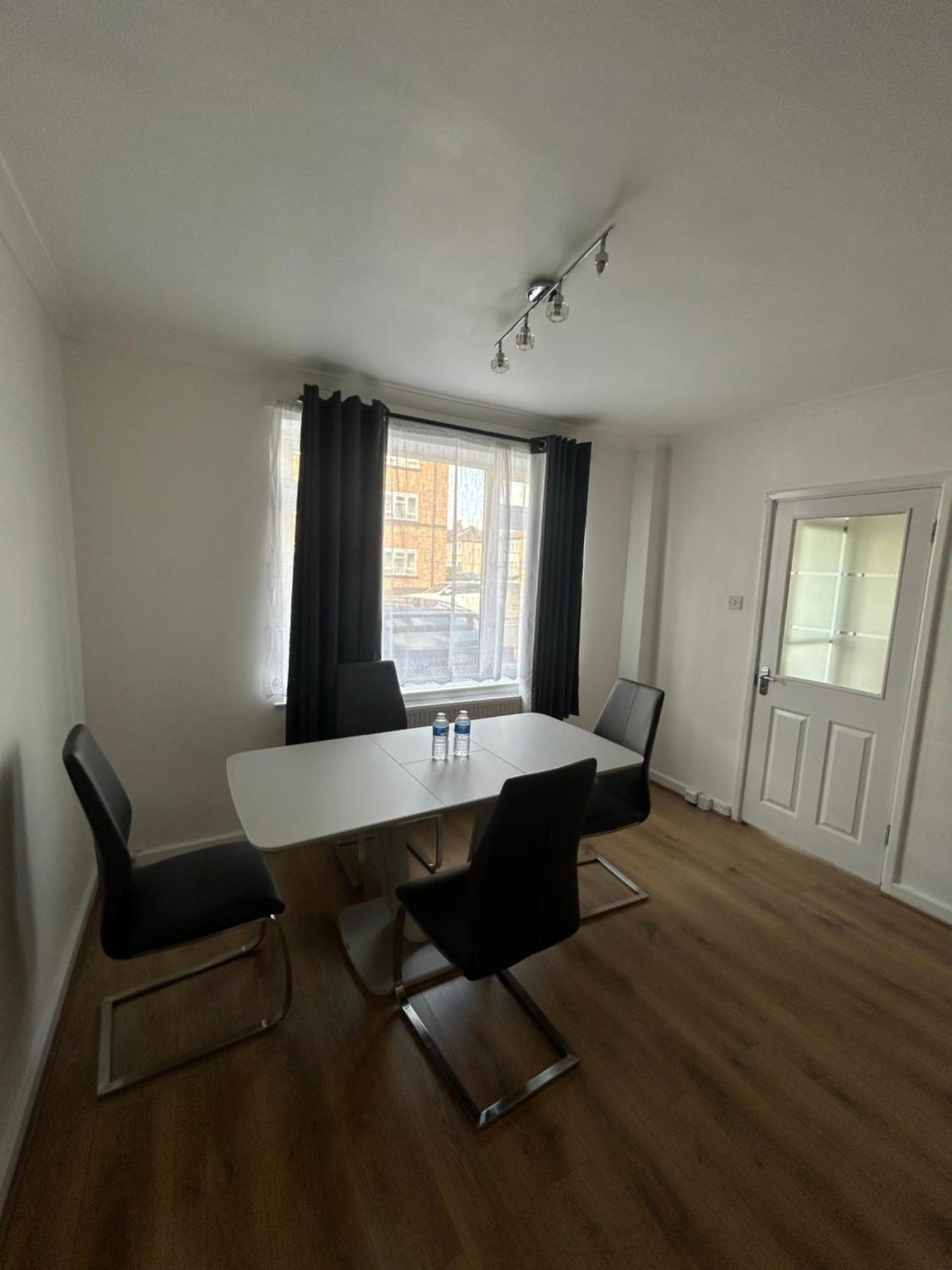 A Luxurious 3 Bed-terrance House Ferienhaus