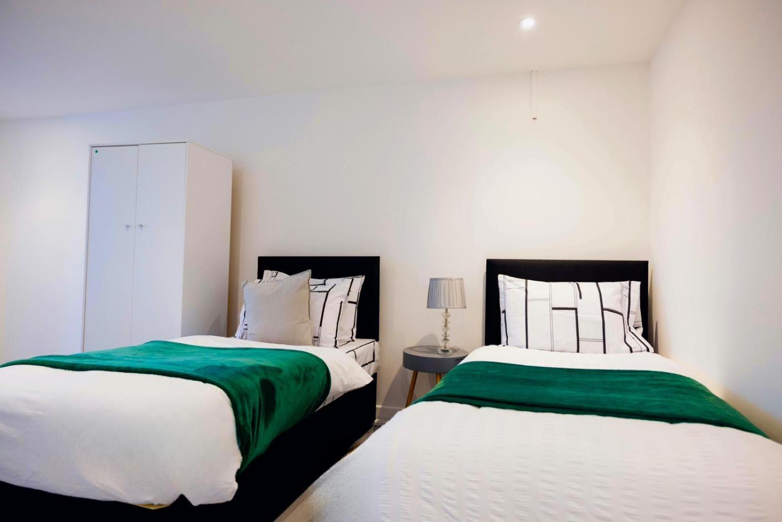 2 Bedrooms -parking-very Spacious-wifi Apartment *