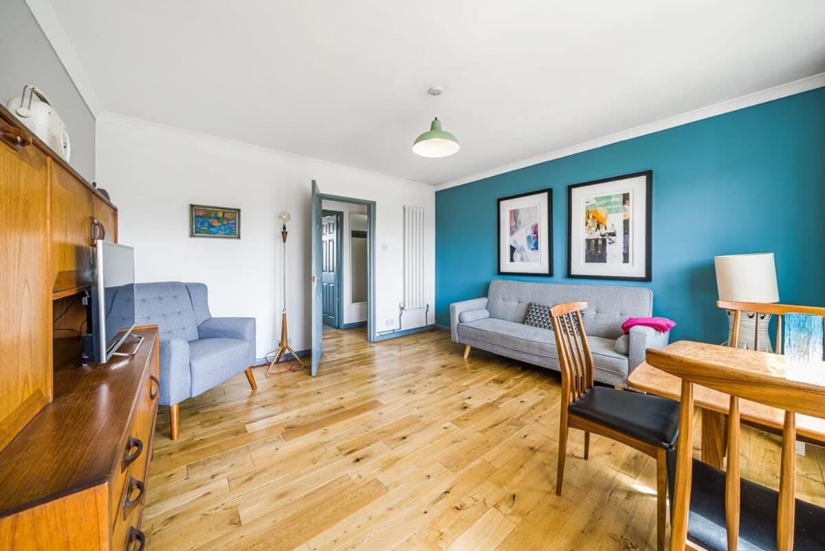 2 Bedroom Central With Views Londen