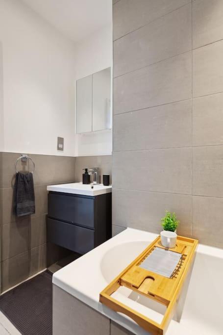 Luxury Urban Living - 1 Bdr * London