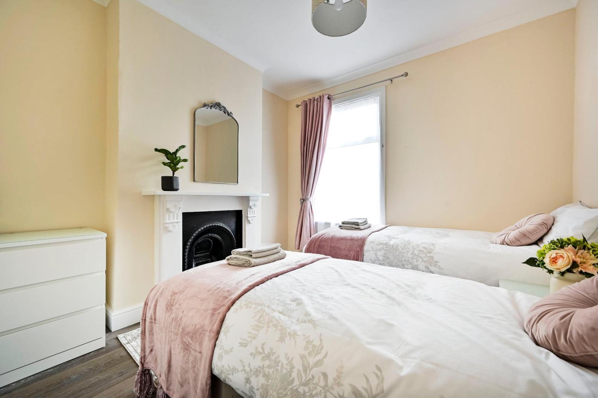 A Two Bedroom A Stride Away From Meridian Greenwich * Londen