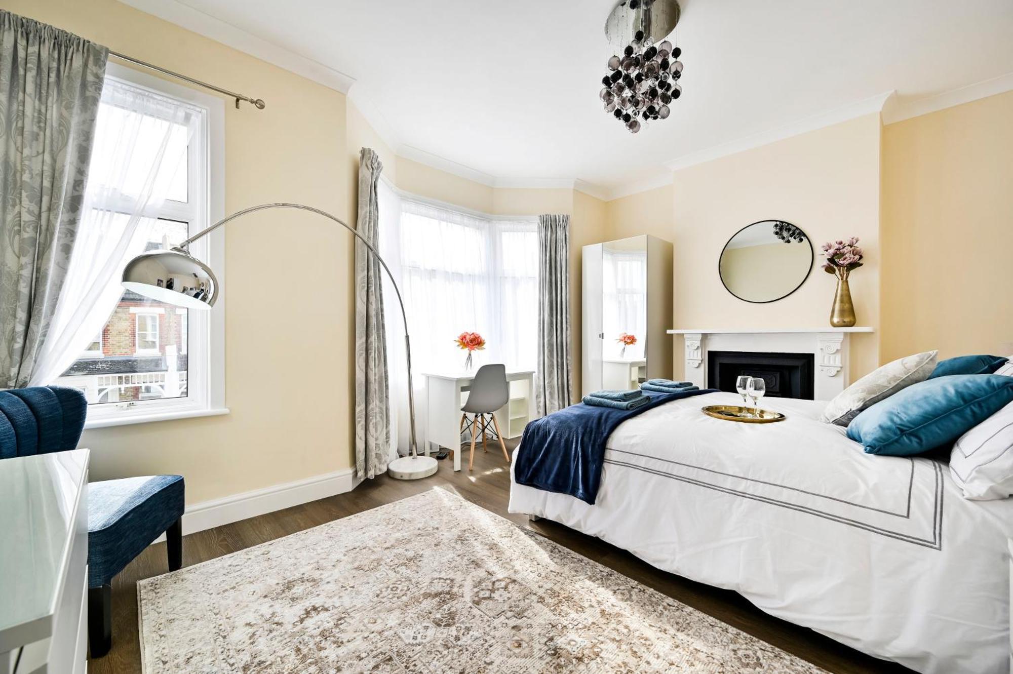 A Two Bedroom A Stride Away From Meridian Greenwich *