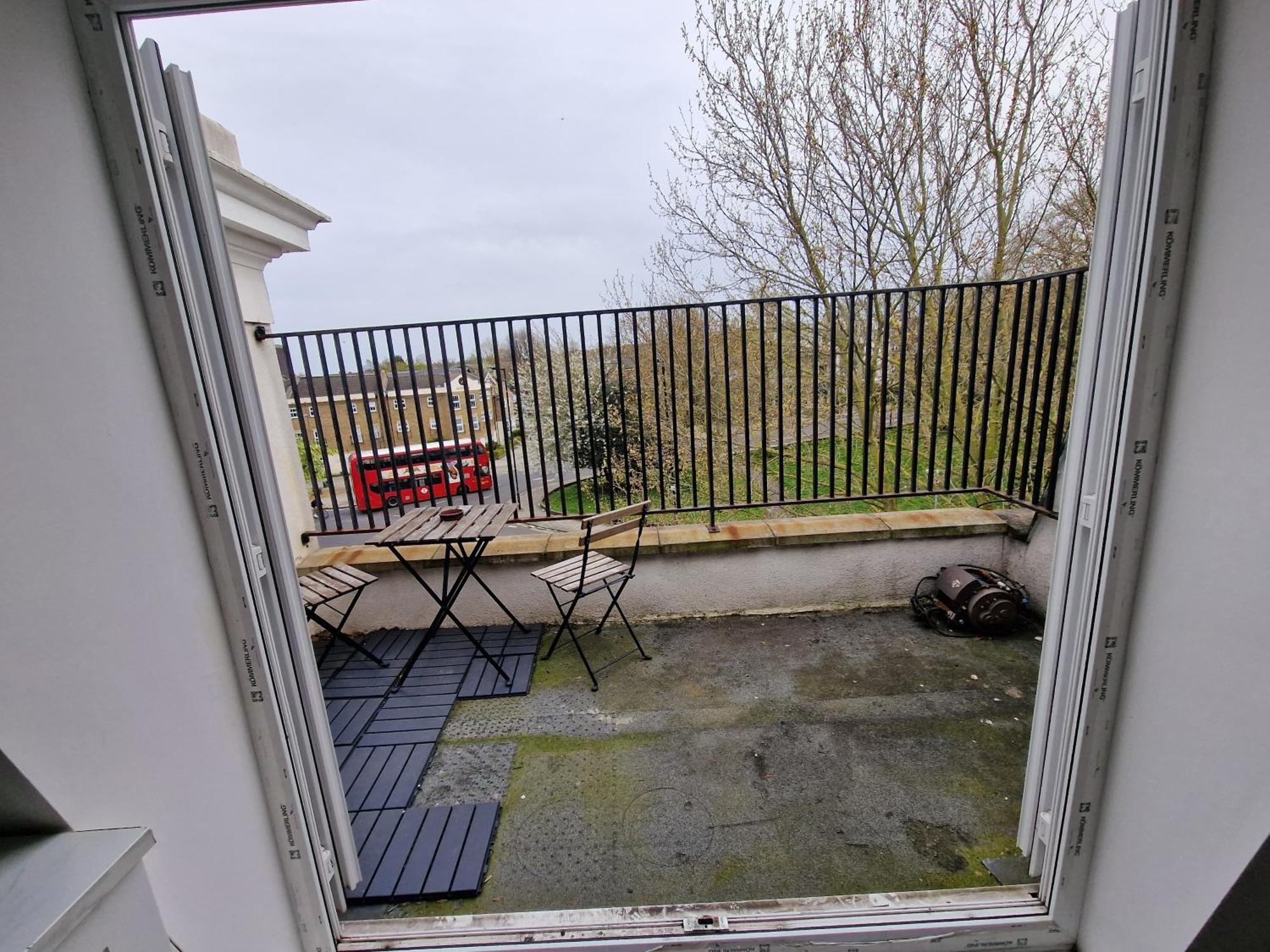 Impeccable 1-bed In Appartement *