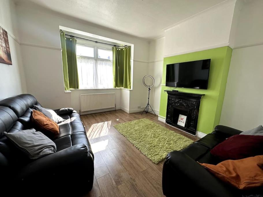Spacious Holiday Near Tube Station - By Starlet Ferienhaus London