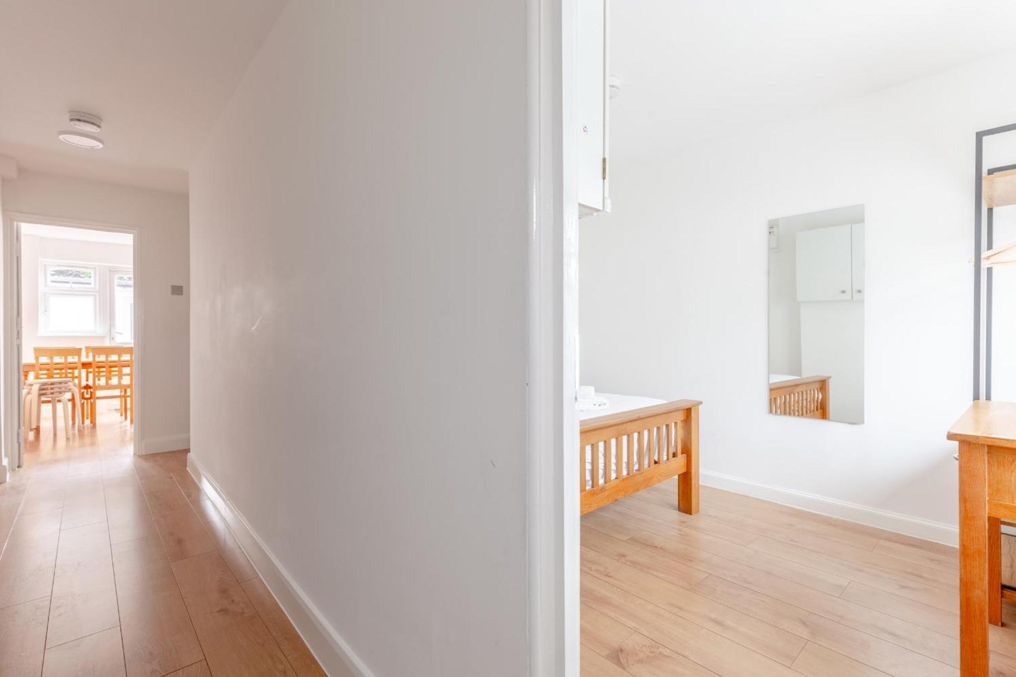 Spacious 4bd Near Excel London! Holiday home *