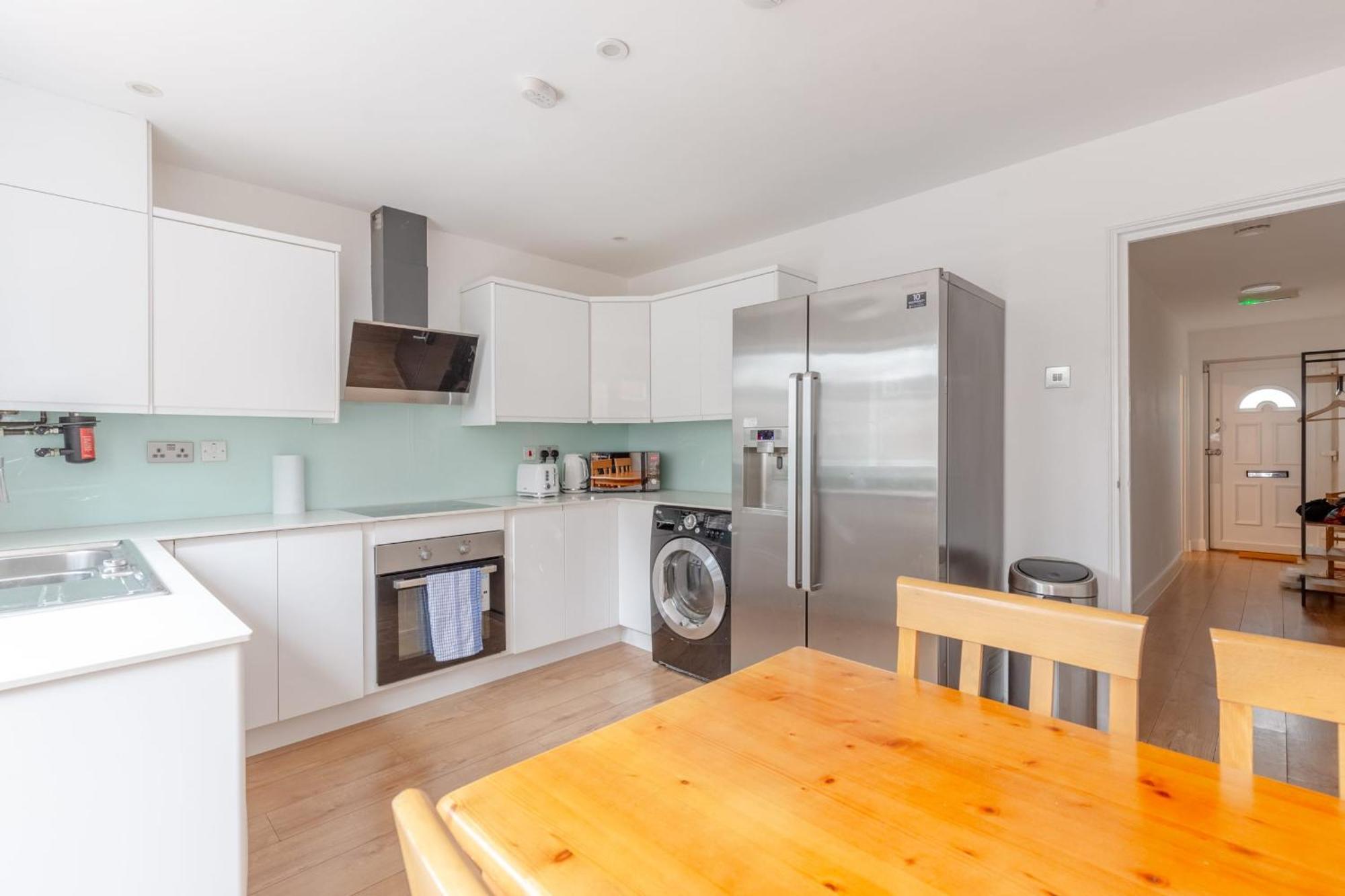 Spacious 4bd Near Excel London! Holiday home *