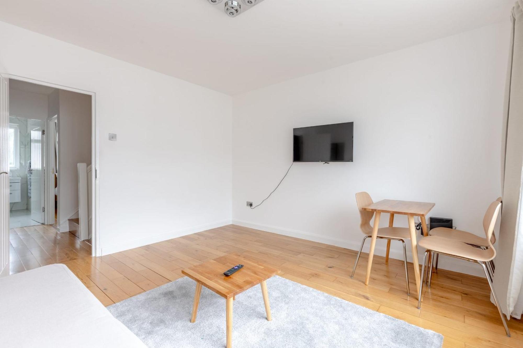 Spacious 4bd Near Excel London! * London