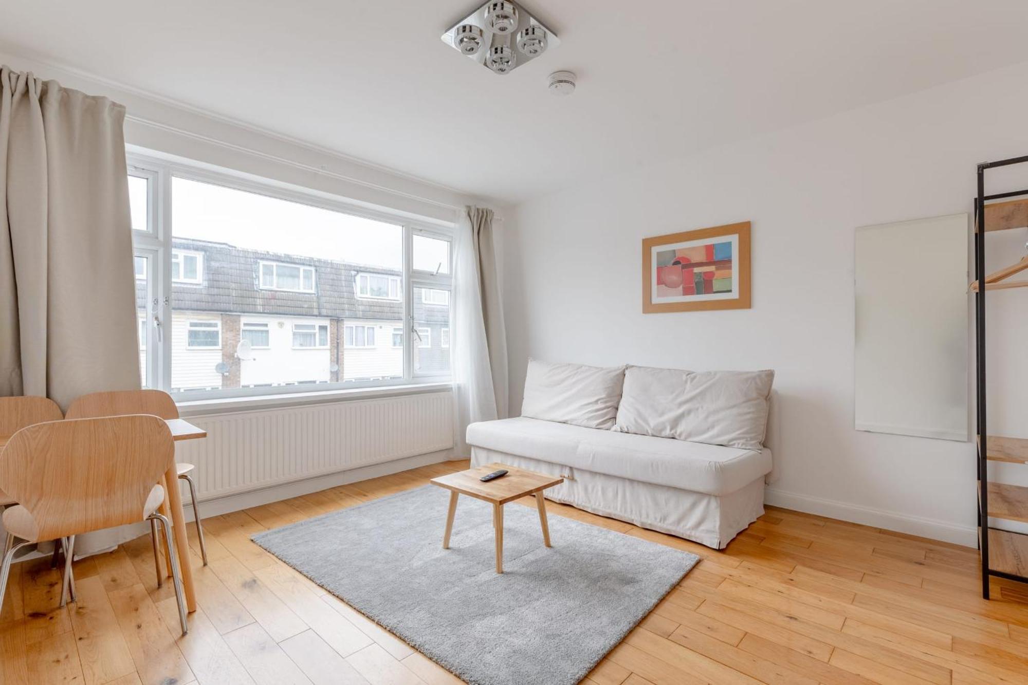 Spacious 4bd Near Excel London!