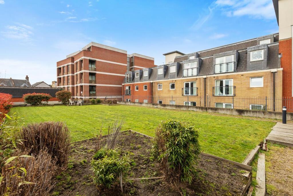 Spacious 5 Min Walk To Leytonstone Underground Station And 5 Stops To Zone 1 Londen