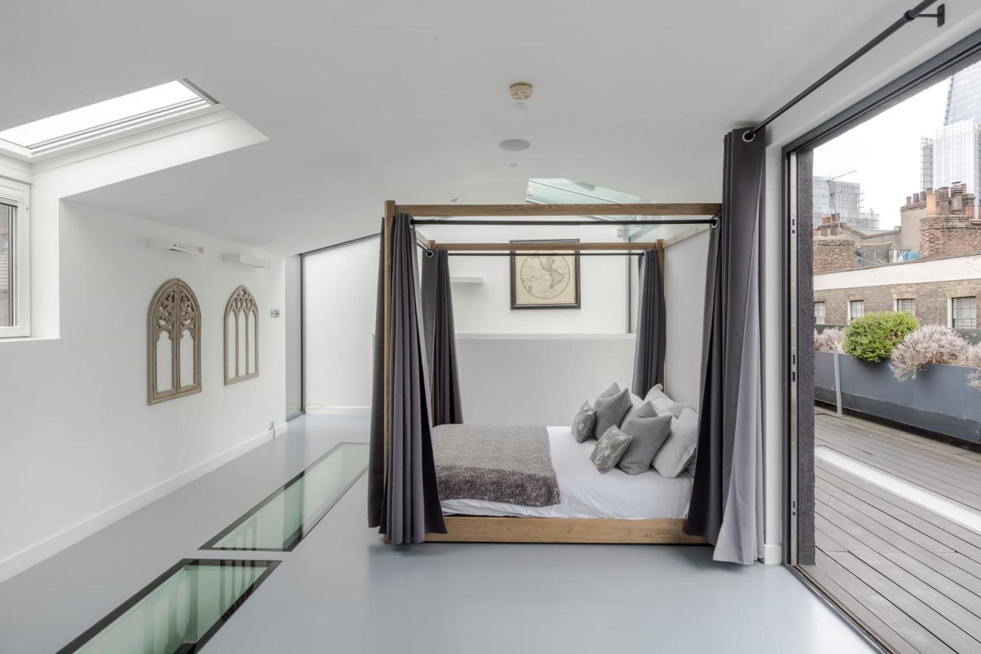 Magic Moments - Bridge - By Frankie Says Holiday home London