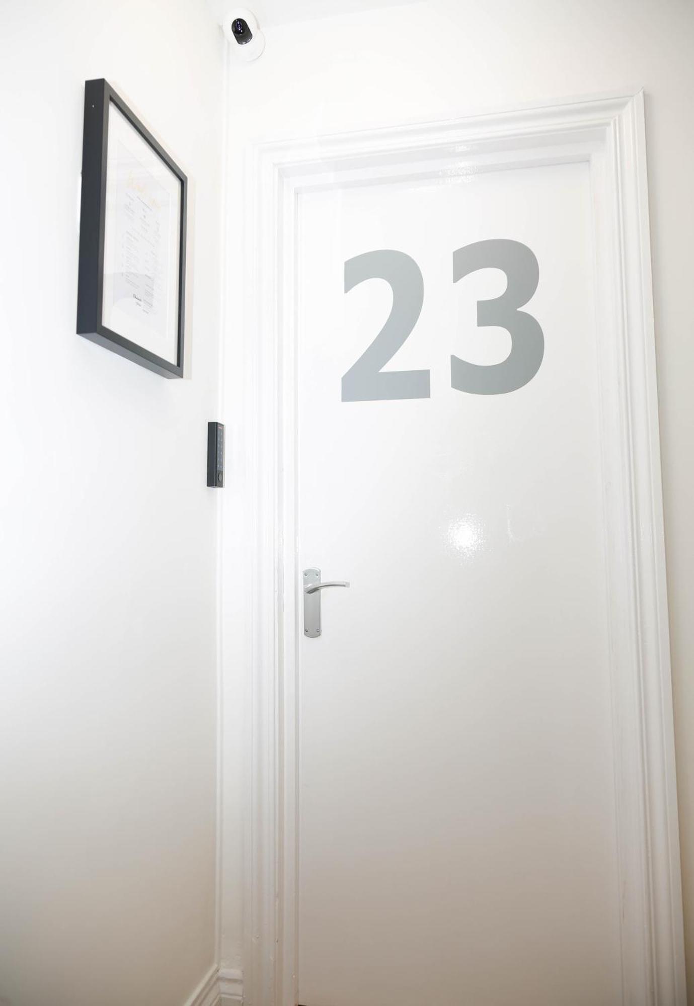 New Luxury In The Heart Of Next To Shops, Cafes, Bars & Metro With Shared Bathrooms Homestay London