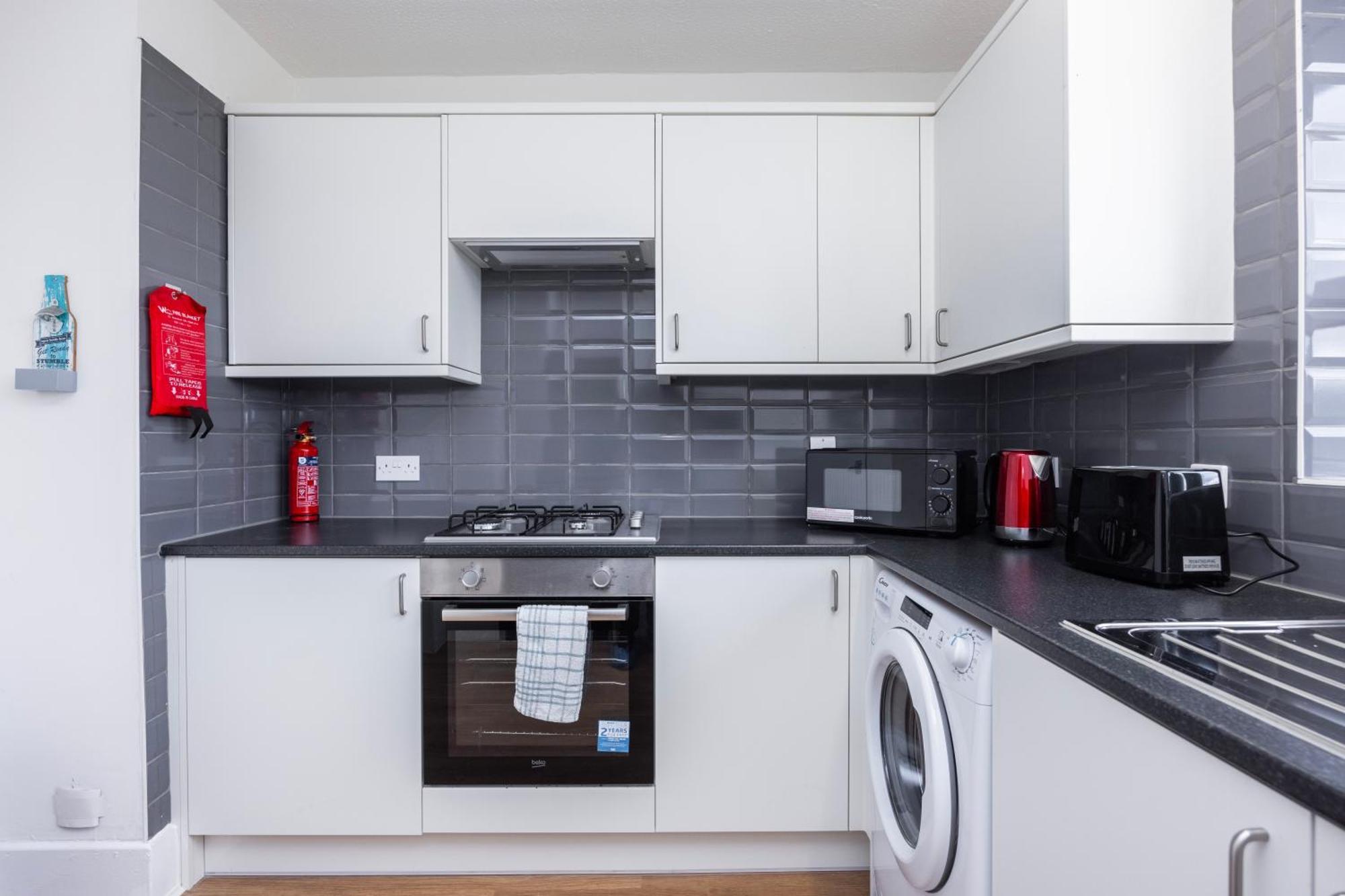 Excel O2 Stunning Large 3 Bedroom With Balcony Apartment *