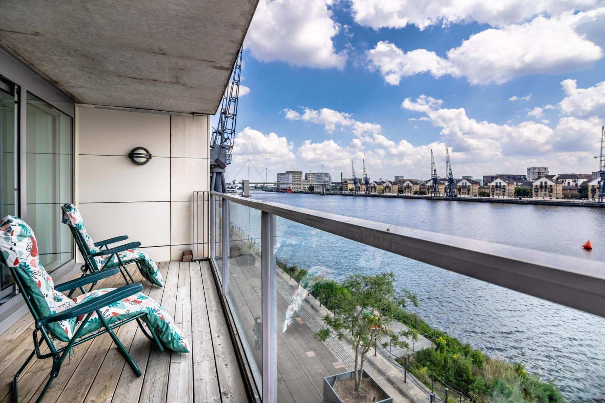 Apartment Excel Waterfront Serenity London