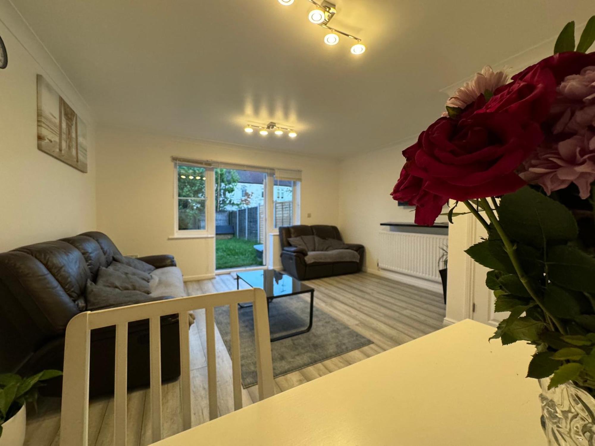 Spacious 3 Bedroom Home, With Private Driveway 5 Minutes From Excel Centre & Custom House Ferienhaus London