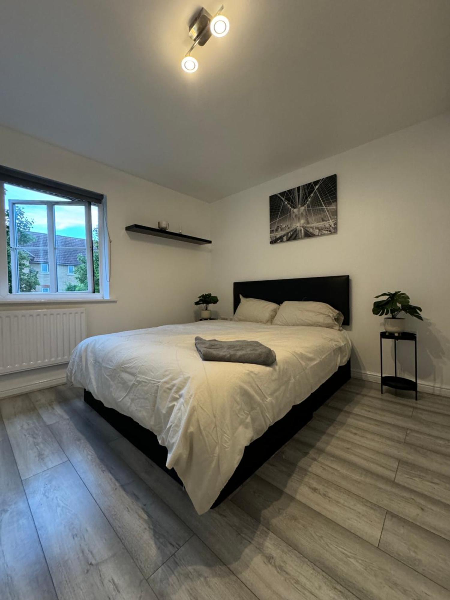 Spacious 3 Bedroom Home, With Private Driveway 5 Minutes From Excel Centre & Custom House * London