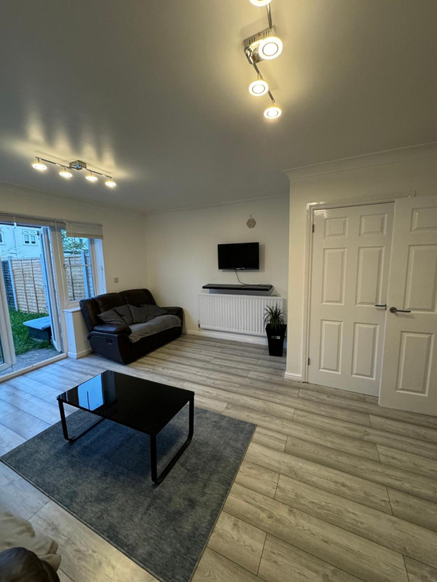 Spacious 3 Bedroom Home, With Private Driveway 5 Minutes From Excel Centre & Custom House * London