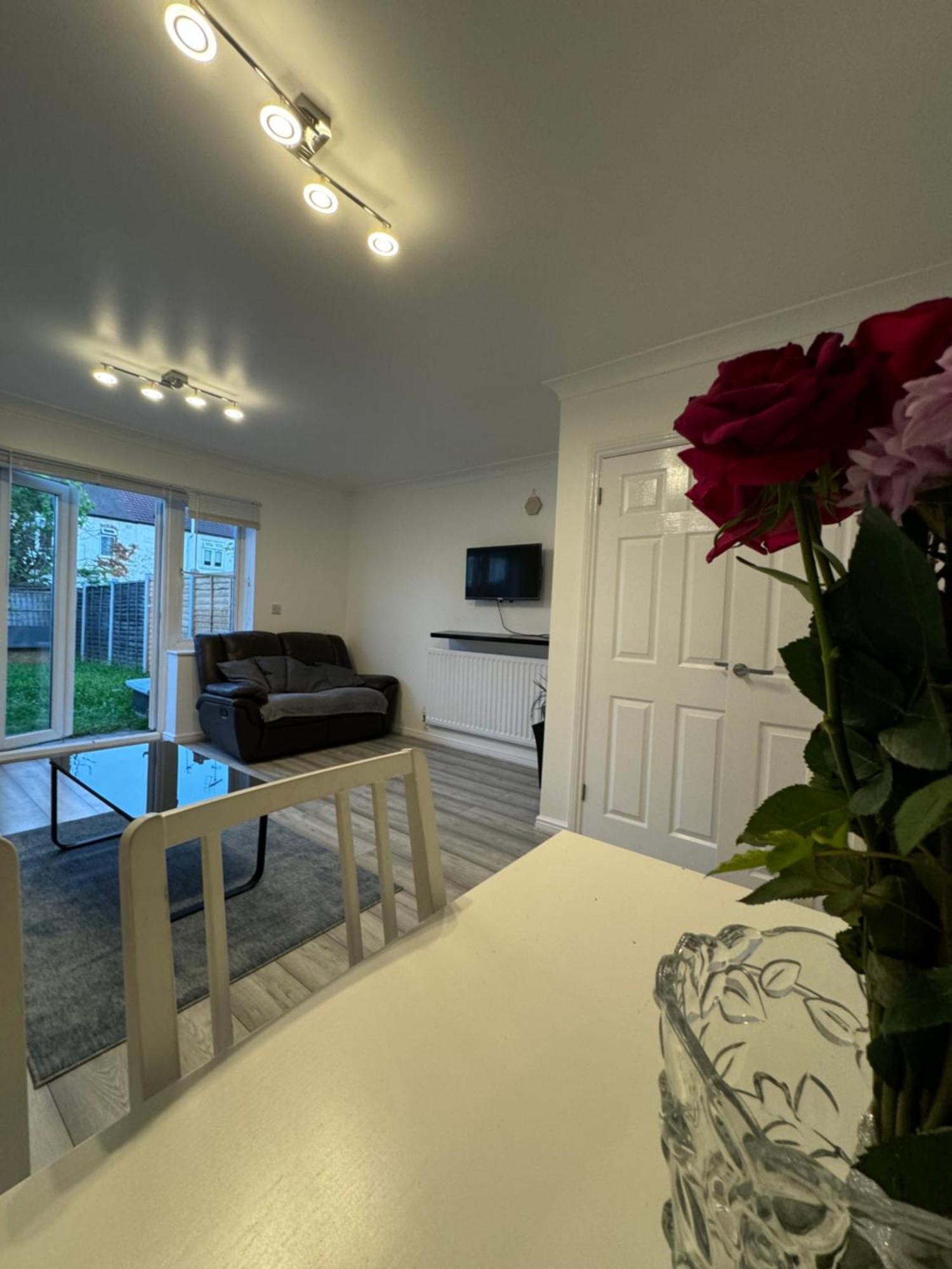 Ferienhaus Spacious 3 Bedroom Home, With Private Driveway 5 Minutes From Excel Centre & Custom House *