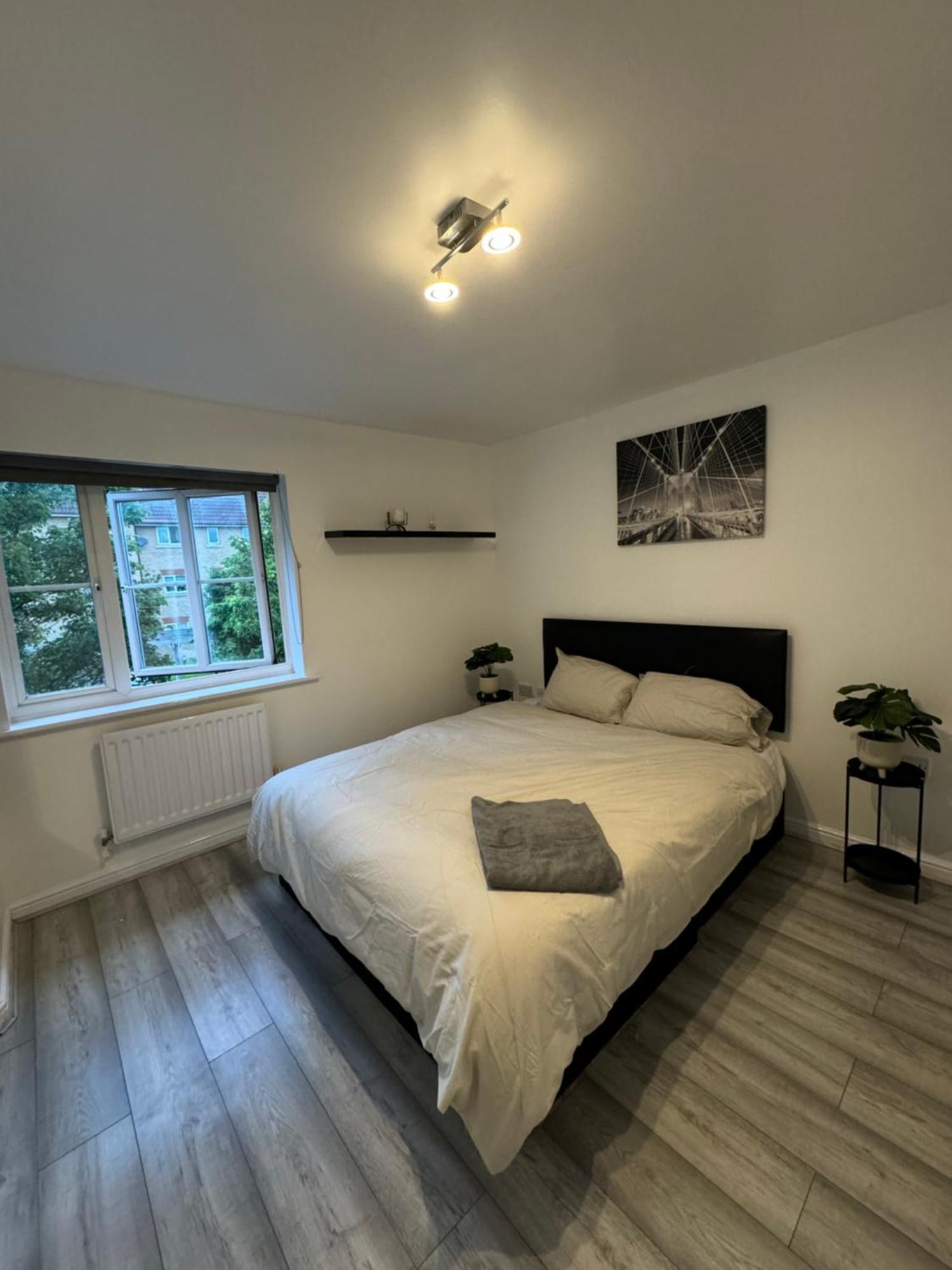 Spacious 3 Bedroom Home, With Private Driveway 5 Minutes From Excel Centre & Custom House London