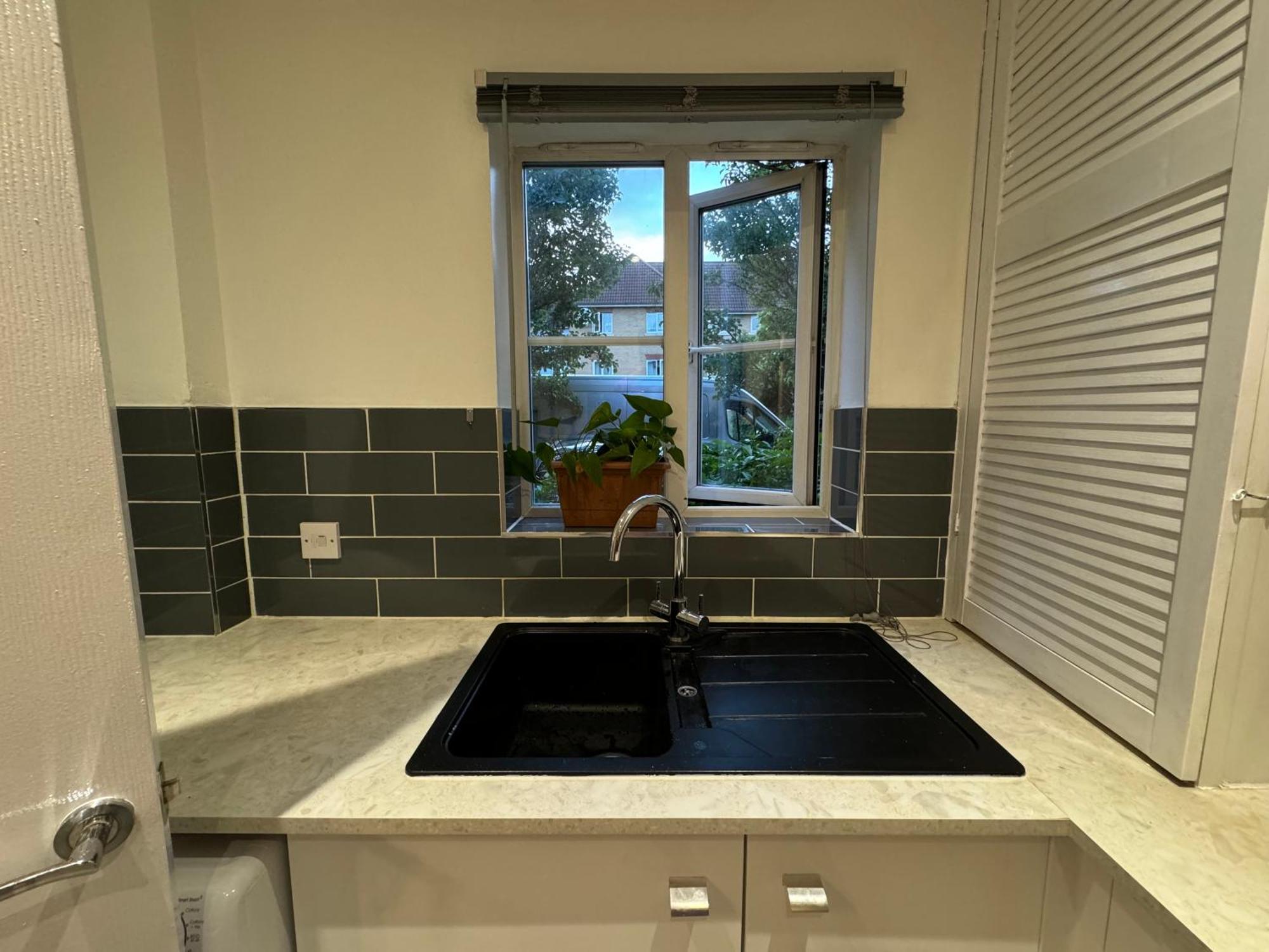 Spacious 3 Bedroom Home, With Private Driveway 5 Minutes From Excel Centre & Custom House * London