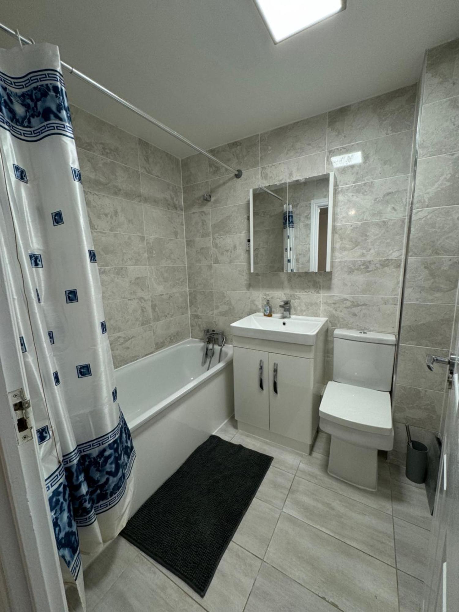 Spacious 3 Bedroom Home, With Private Driveway 5 Minutes From Excel Centre & Custom House Ferienhaus