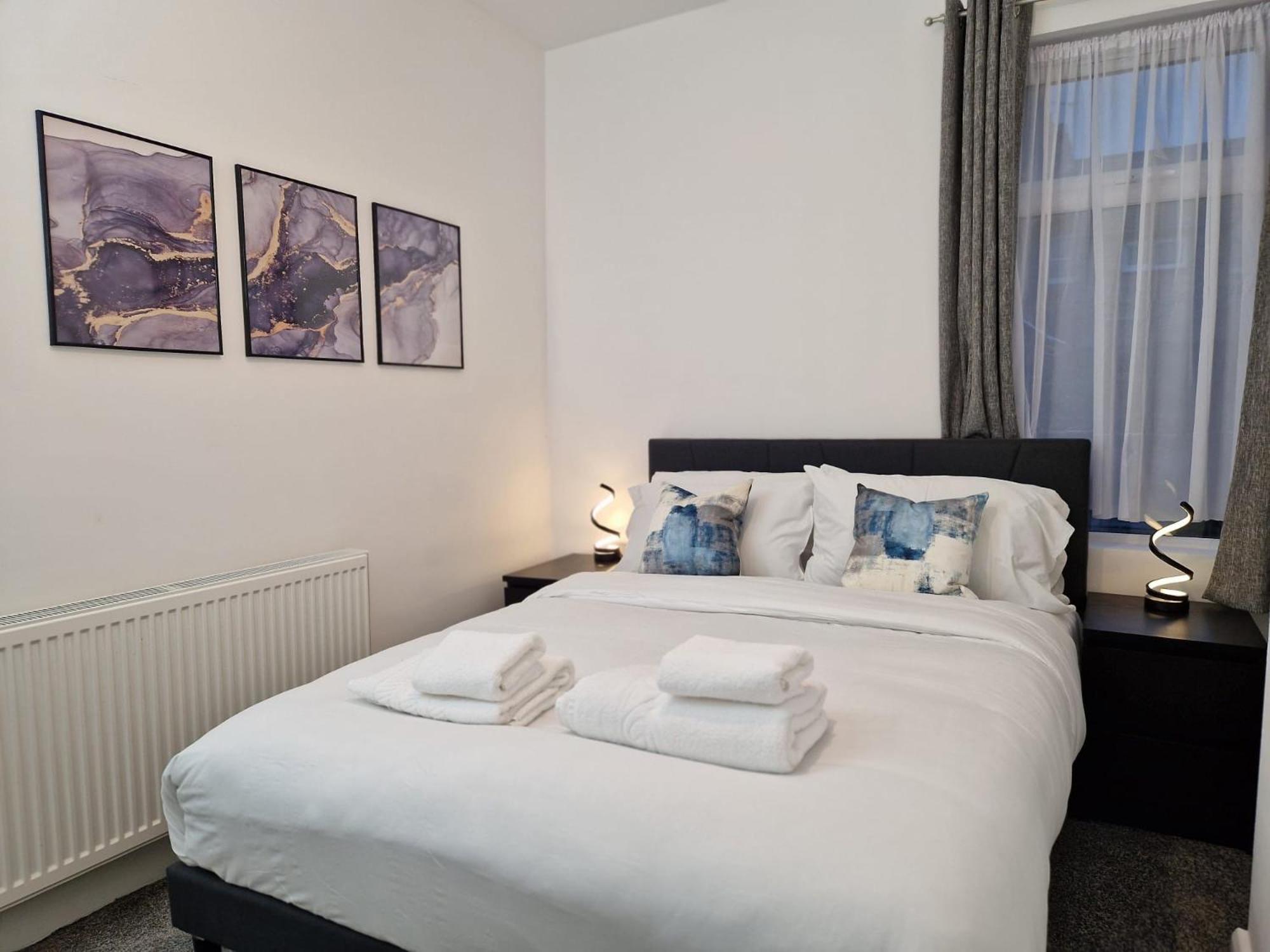 Excel Airport O2 King Beds With Garden *