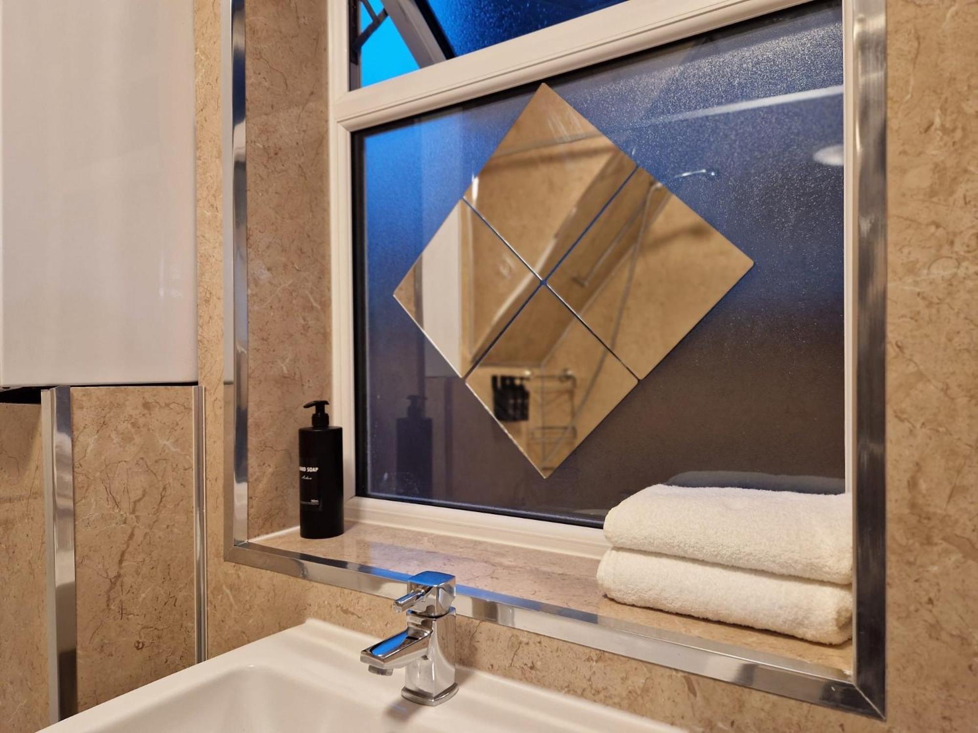 Excel Airport O2 King Beds With Garden Apartment