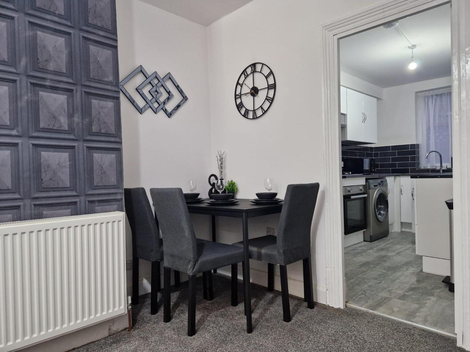 Excel Airport O2 King Beds With Garden *
