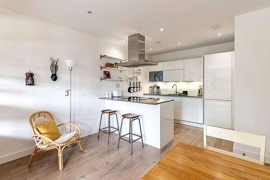 Well-connected Cosy And Bright Modern Flat *