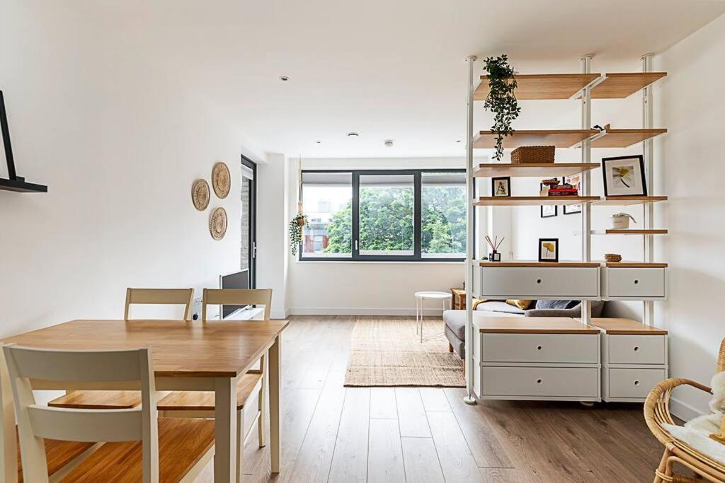 Well-connected Cosy And Bright Modern Flat * London