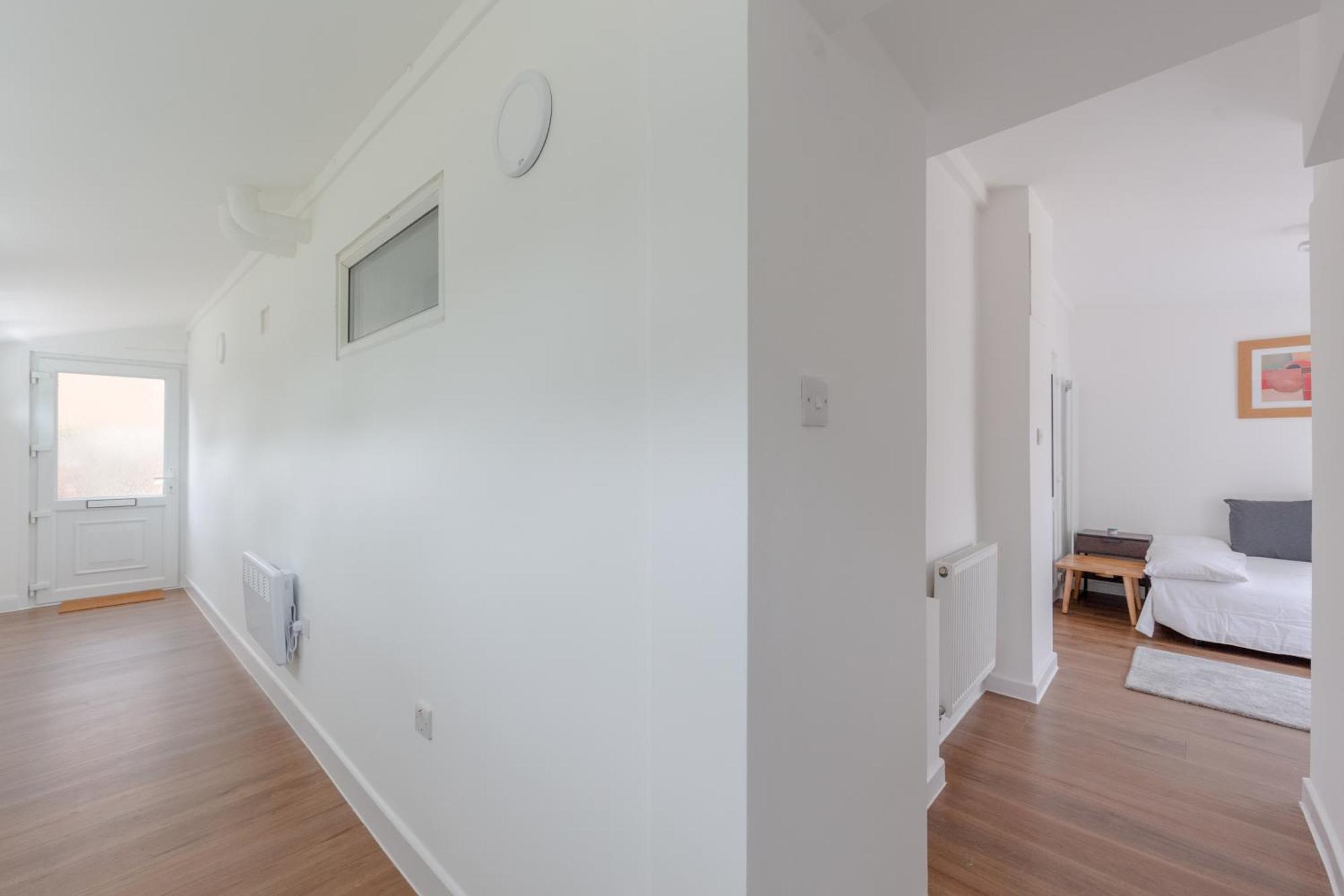 Apartment 1bd Flat With Patio - 5 Min To Airport