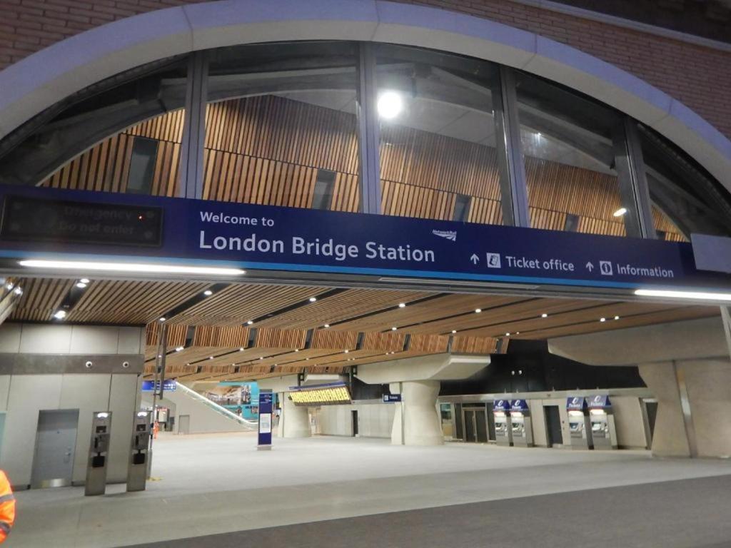 Modern 2-bedroom, 2-bath In Tower Bridge & Bridge - Unbeatable Location & Transport Links Apartment *