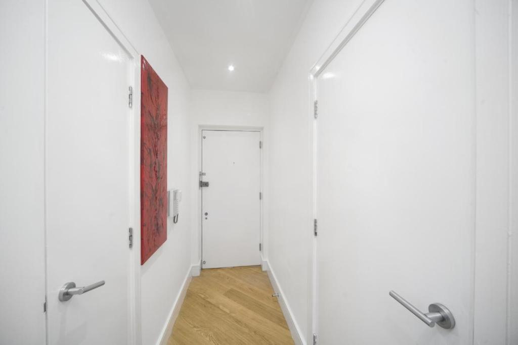 Modern 2-bedroom, 2-bath In Tower Bridge & Bridge - Unbeatable Location & Transport Links London