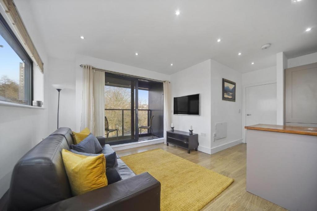Modern 2-bedroom, 2-bath In Tower Bridge & Bridge - Unbeatable Location & Transport Links