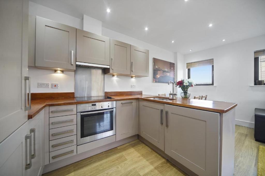 Modern 2-bedroom, 2-bath In Tower Bridge & Bridge - Unbeatable Location & Transport Links Apartment