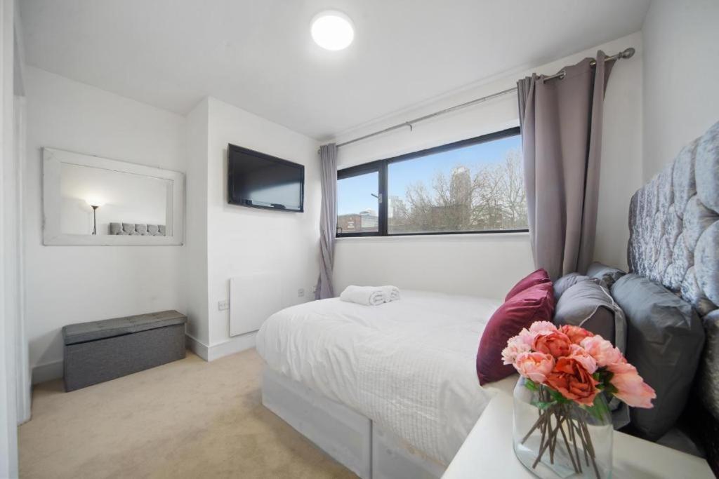 Apartment Modern 2-bedroom, 2-bath In Tower Bridge & Bridge - Unbeatable Location & Transport Links London