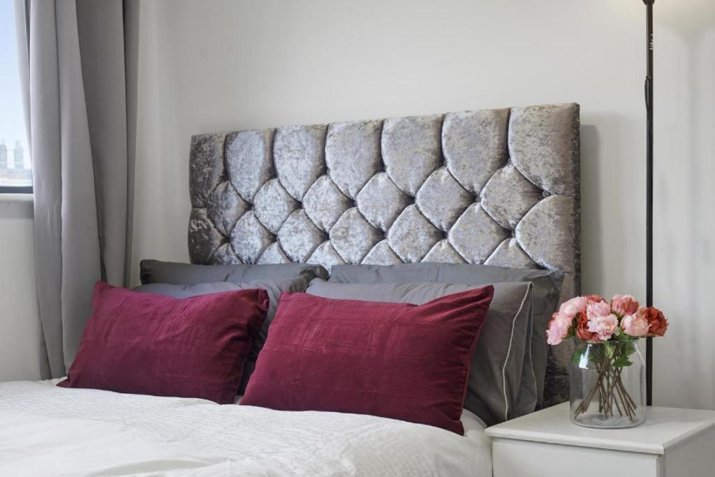 Modern 2-bedroom, 2-bath In Tower Bridge & Bridge - Unbeatable Location & Transport Links *