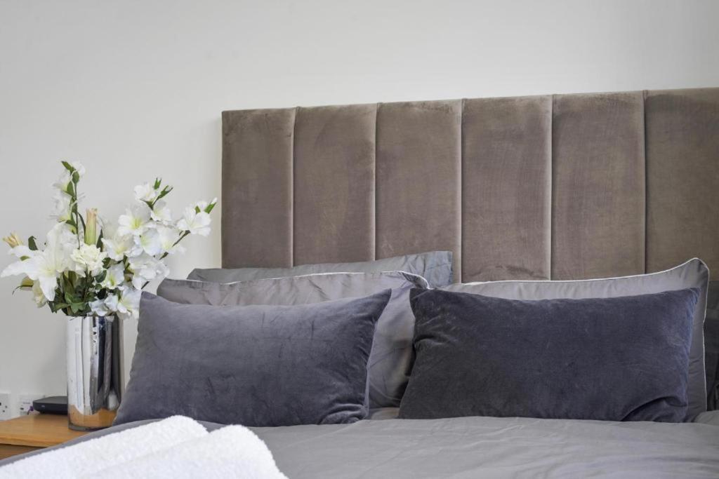 Modern 2-bedroom, 2-bath In Tower Bridge & Bridge - Unbeatable Location & Transport Links Apartment