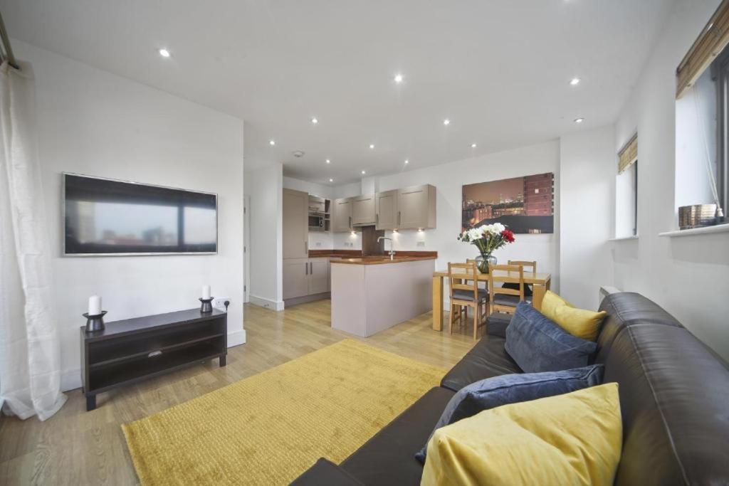 Modern 2-bedroom, 2-bath In Tower Bridge & Bridge - Unbeatable Location & Transport Links Apartment