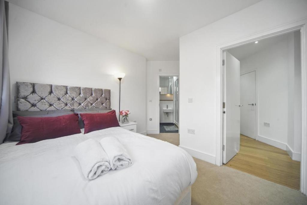 Modern 2-bedroom, 2-bath In Tower Bridge & Bridge - Unbeatable Location & Transport Links London