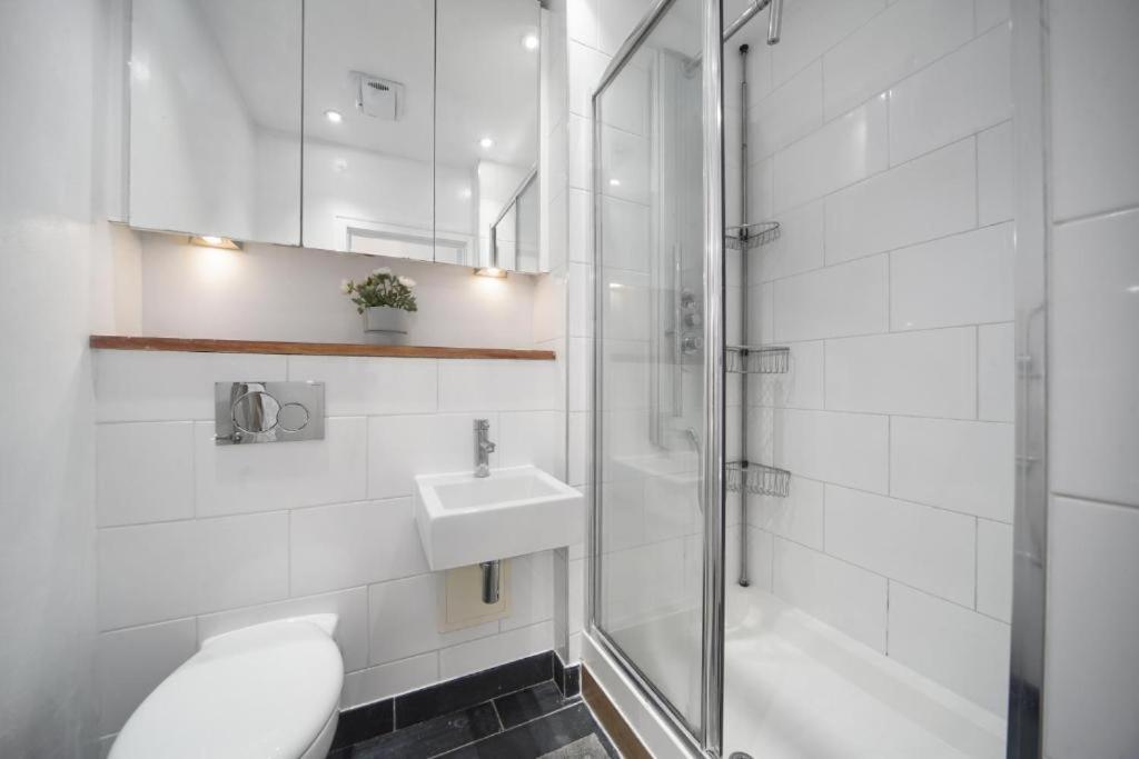 Modern 2-bedroom, 2-bath In Tower Bridge & Bridge - Unbeatable Location & Transport Links Apartment *
