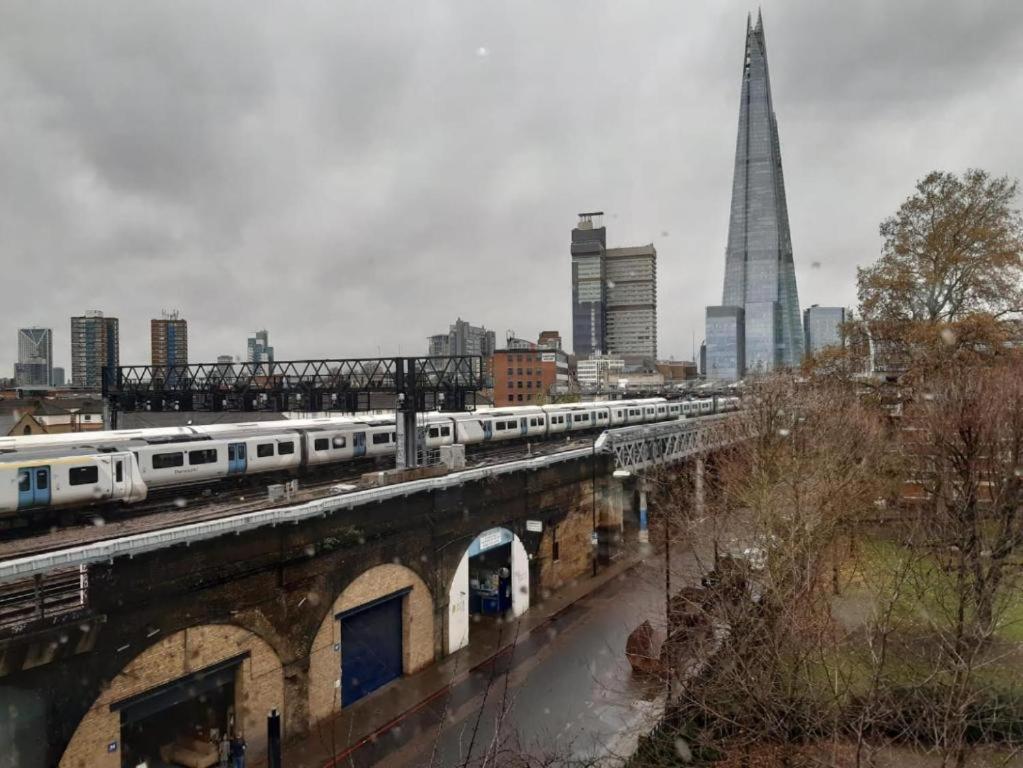 Modern 2-bedroom, 2-bath In Tower Bridge & Bridge - Unbeatable Location & Transport Links